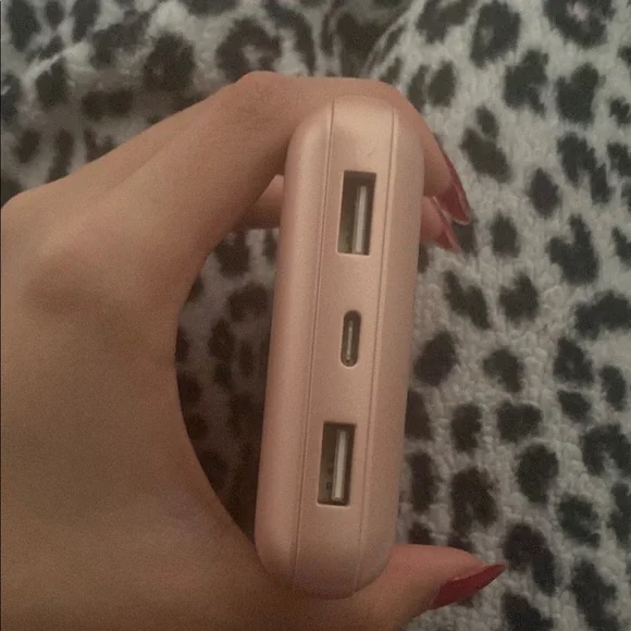 Belkin Rose Gold Power Bank - Picture 2 of 4